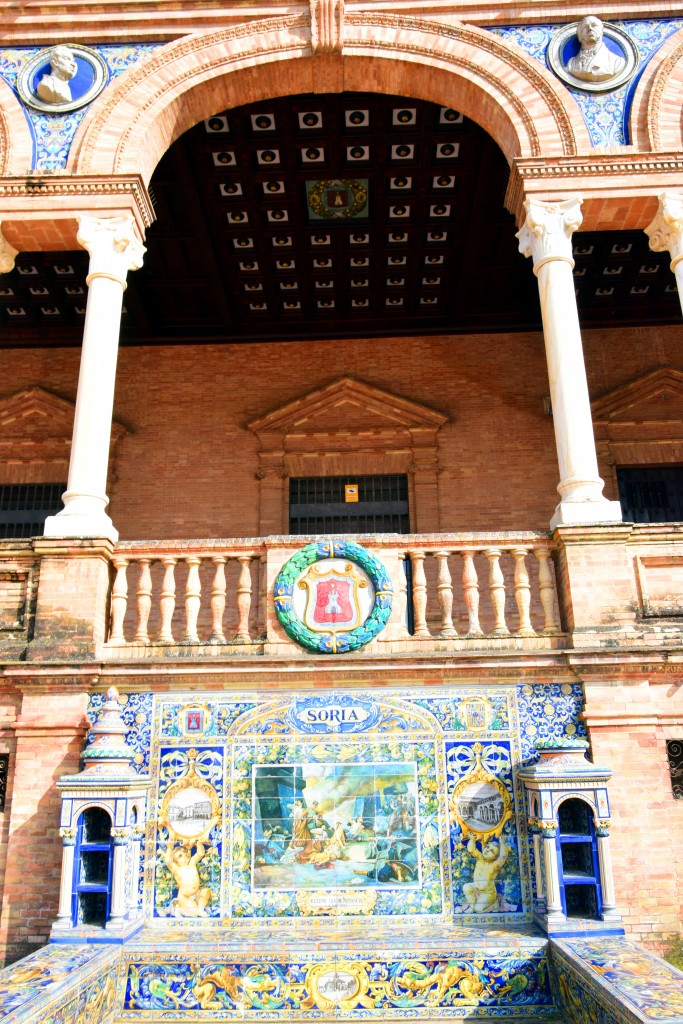 Foto: Soria representada en un banco de la Plaza de España - Sevilla (Andalucía), España