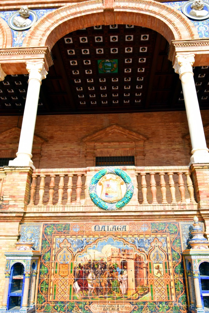 Foto: Málaga representada en un banco de la Plaza de España - Sevilla (Andalucía), España