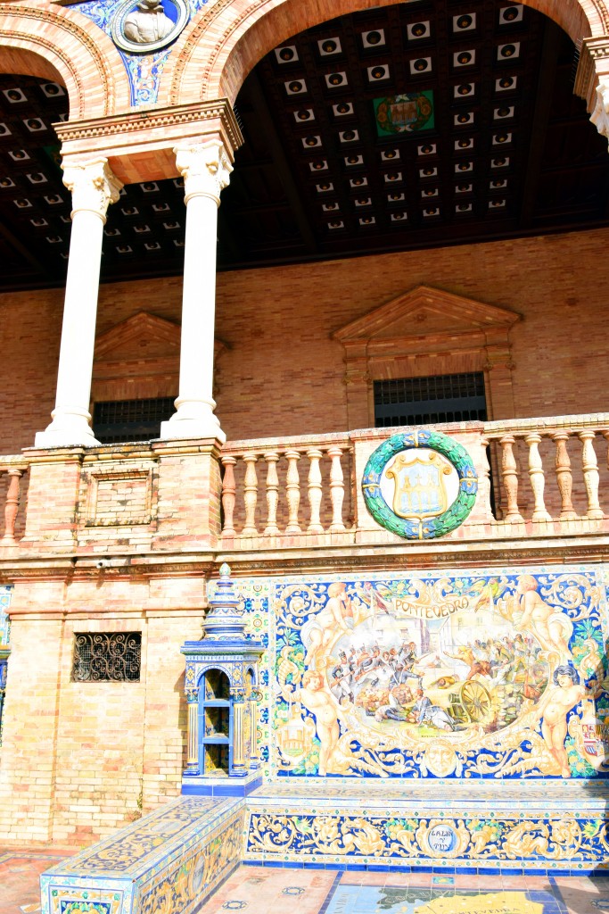 Foto: Pontevedra representada en un banco de la Plaza de España - Sevilla (Andalucía), España