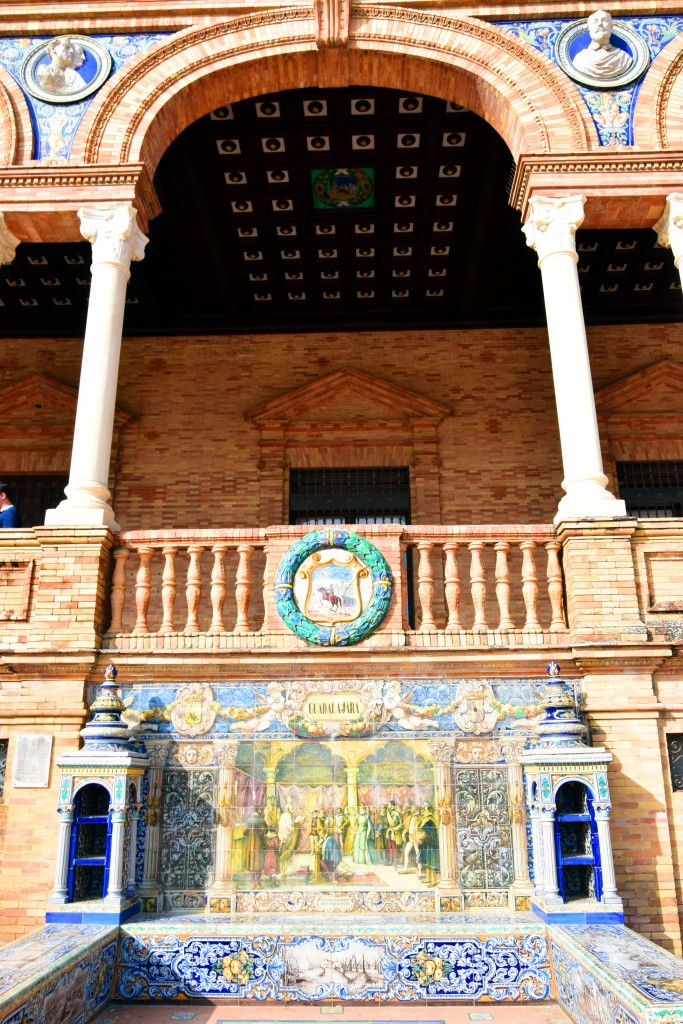 Foto: Guadalajara representada en un banco de la Plaza de España - Sevilla (Andalucía), España