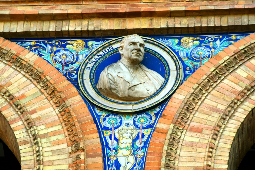 Foto: P. Manjón su busto representado en la Plaza de España sevillana - Sevilla (Andalucía), España