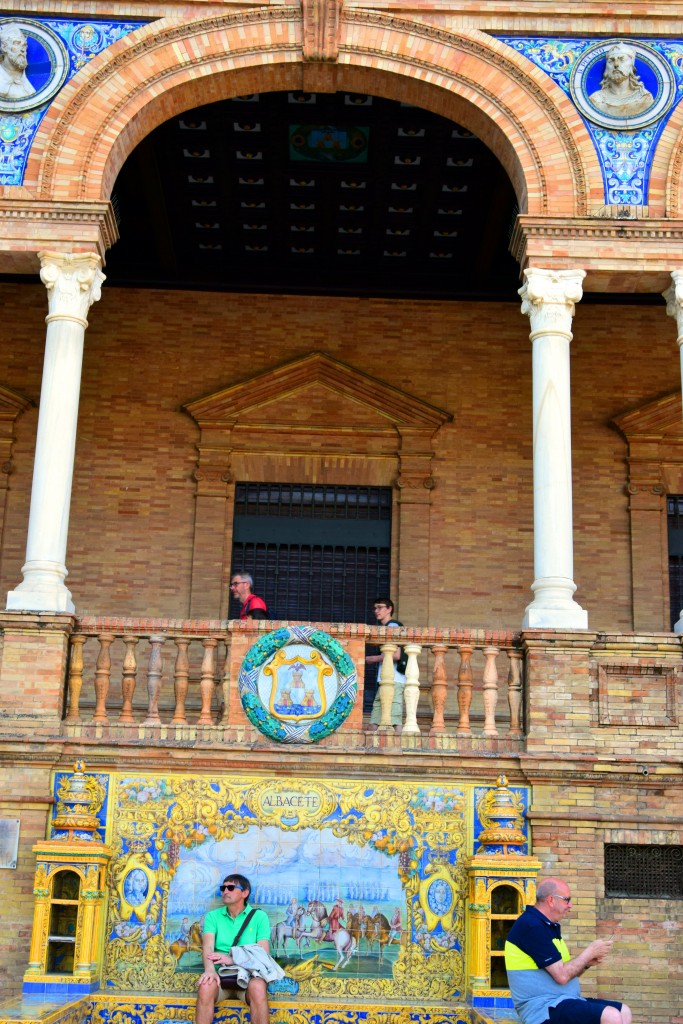 Foto: Albacete representada en un banco de la Plaza de España - Sevilla (Andalucía), España