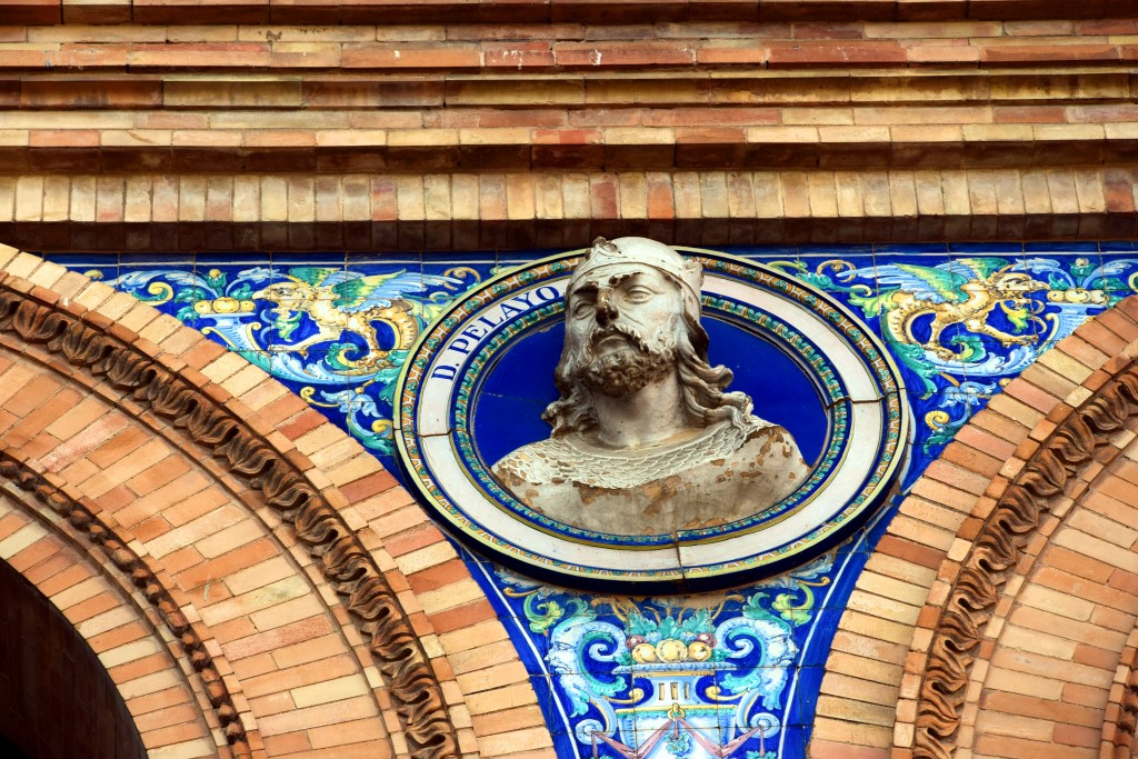 Foto: Don Pelayo su busto representado en la Plaza de España sevillana - Sevilla (Andalucía), España