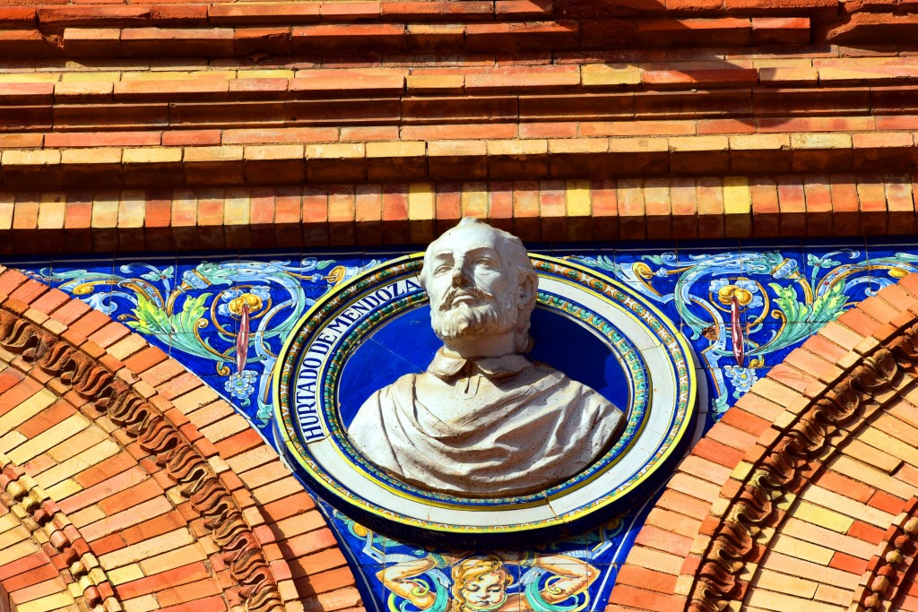 Foto: Hurtado de Mendoza su busto representado en la Plaza de España sevillana - Sevilla (Andalucía), España