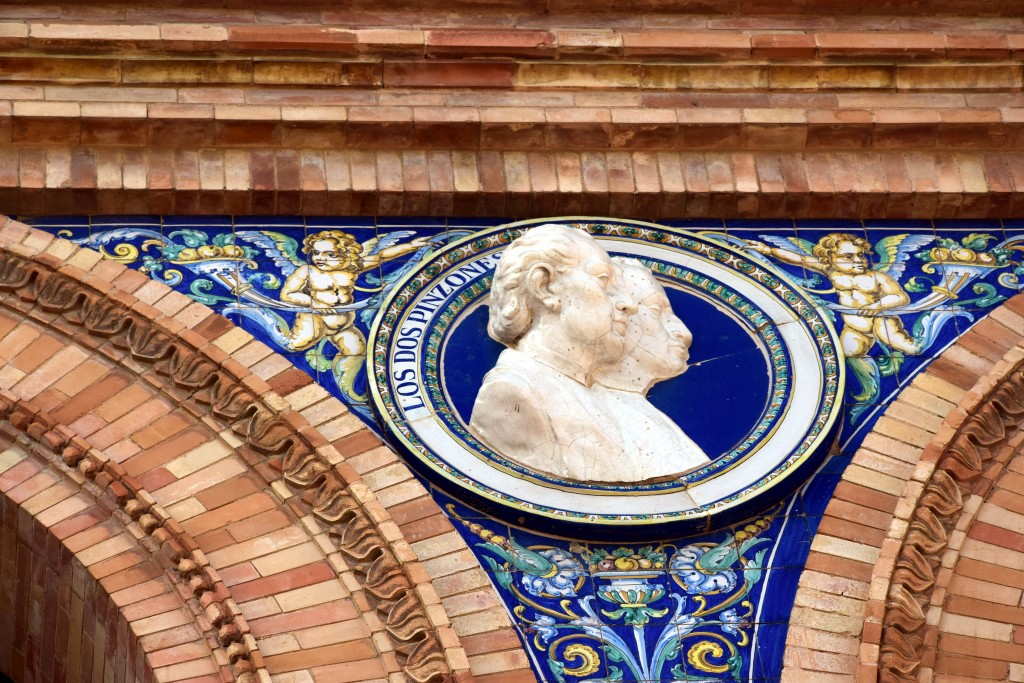 Foto: Los dos Pinzones su busto representado en la Plaza de España sevillana - Sevilla (Andalucía), España