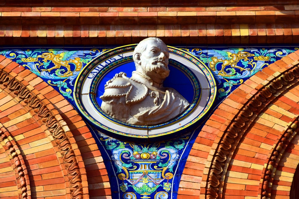 Foto: Carlos V su busto representado en la Plaza de España sevillana - Sevilla (Andalucía), España