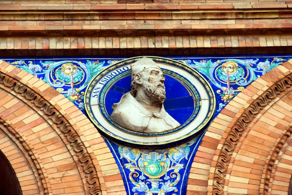 Foto: San Isidoro su busto representado en la Plaza de España sevillana - Sevilla (Andalucía), España