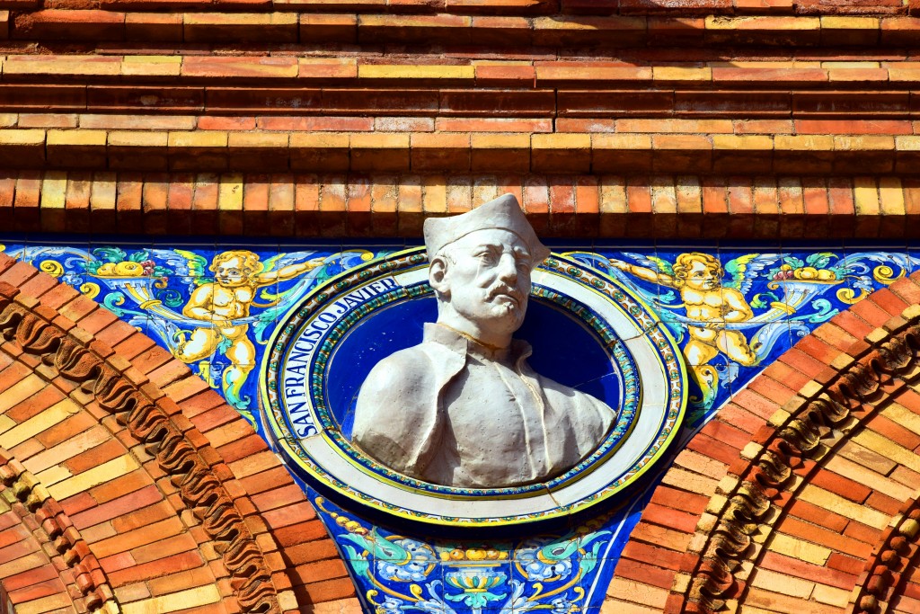 Foto: San Francisco Javier su busto representado en la Plaza de España sevillana - Sevilla (Andalucía), España