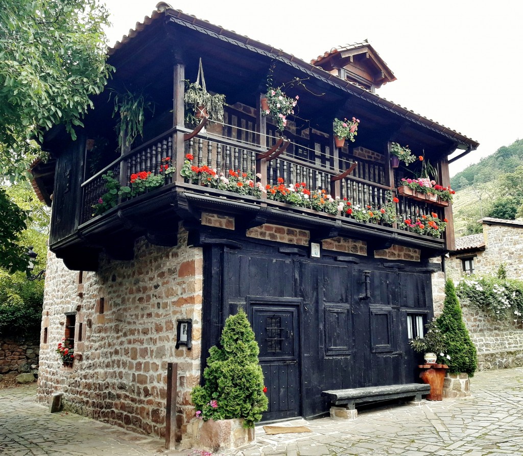 Foto: Centro Histórico - Bárcena Mayor (Cantabria), España