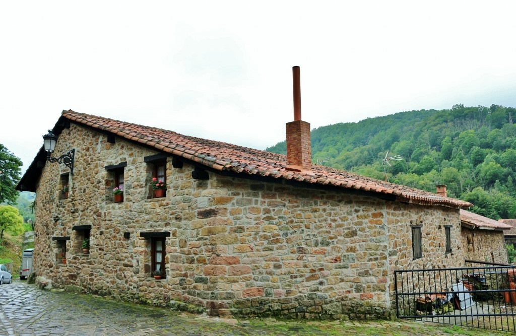 Foto: Centro Histórico - Bárcena Mayor (Cantabria), España