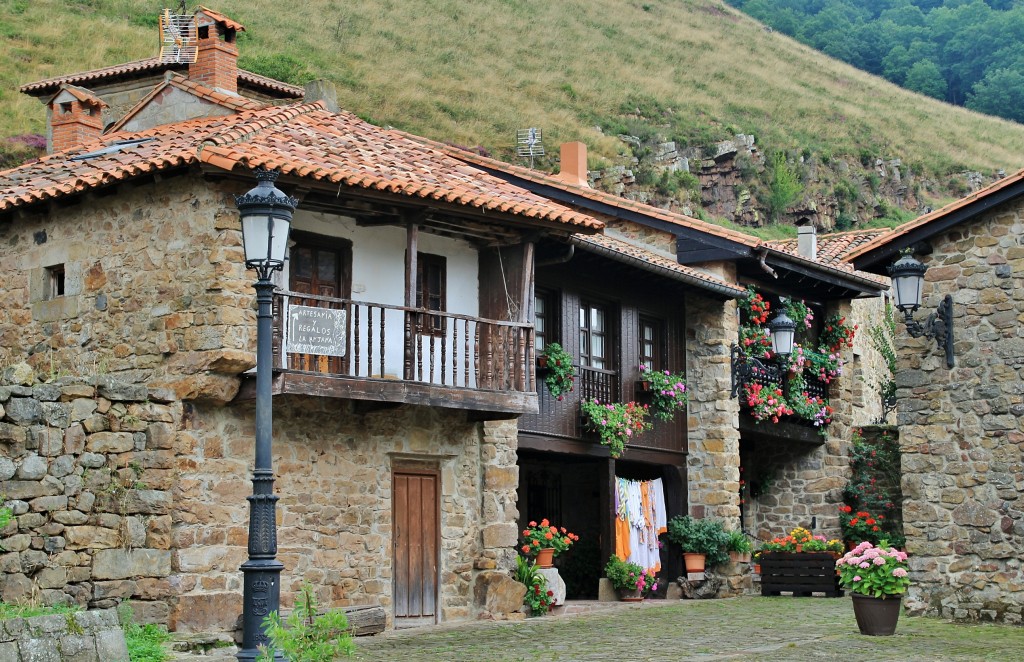 Foto: Centro Histórico - Bárcena Mayor (Cantabria), España