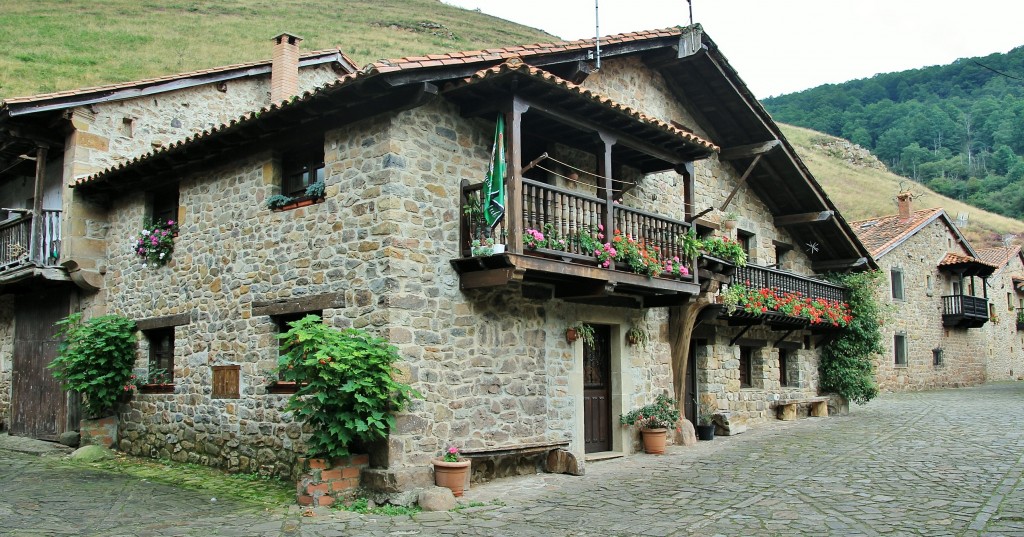 Foto: Centro Histórico - Bárcena Mayor (Cantabria), España