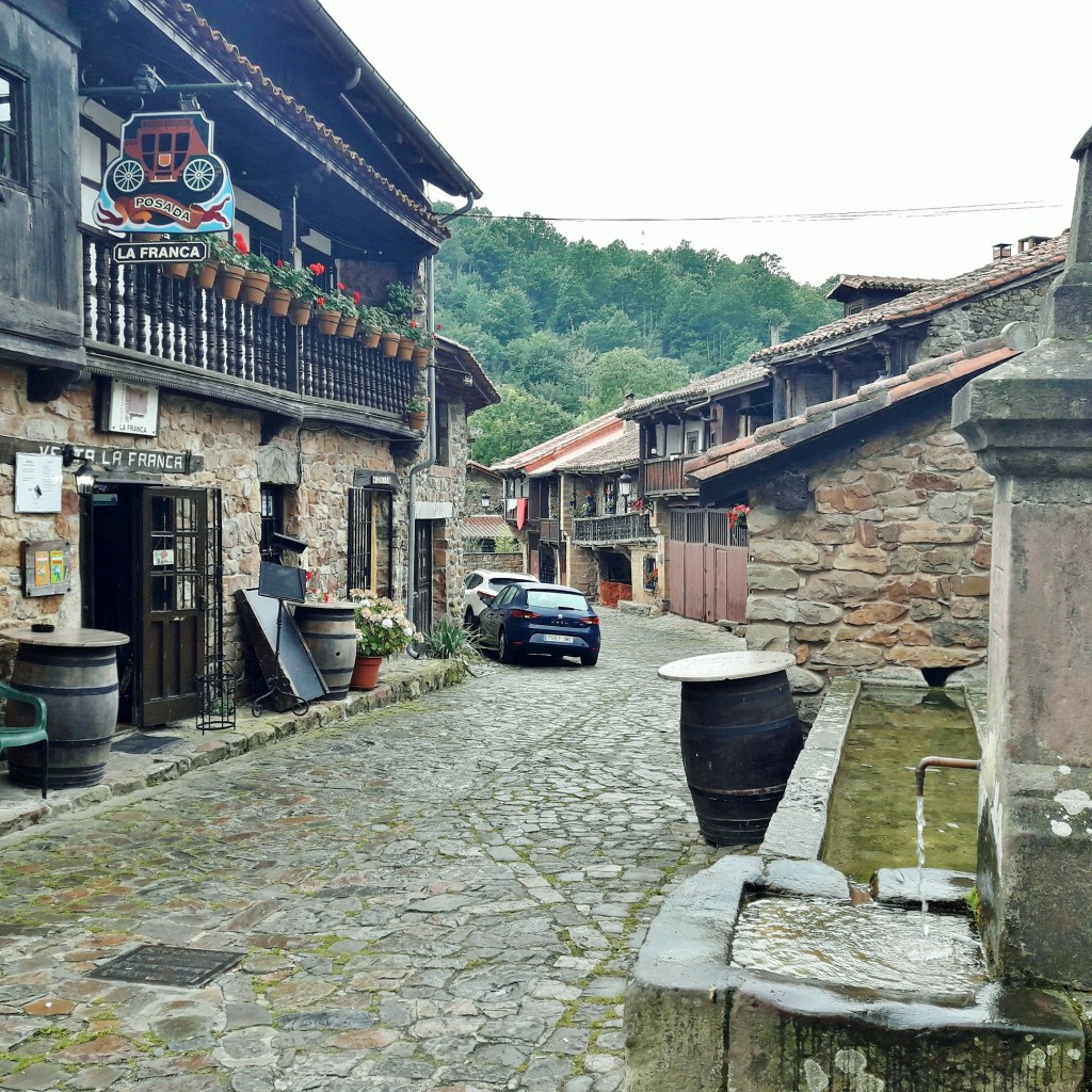 Foto: Centro Histórico - Bárcena Mayor (Cantabria), España