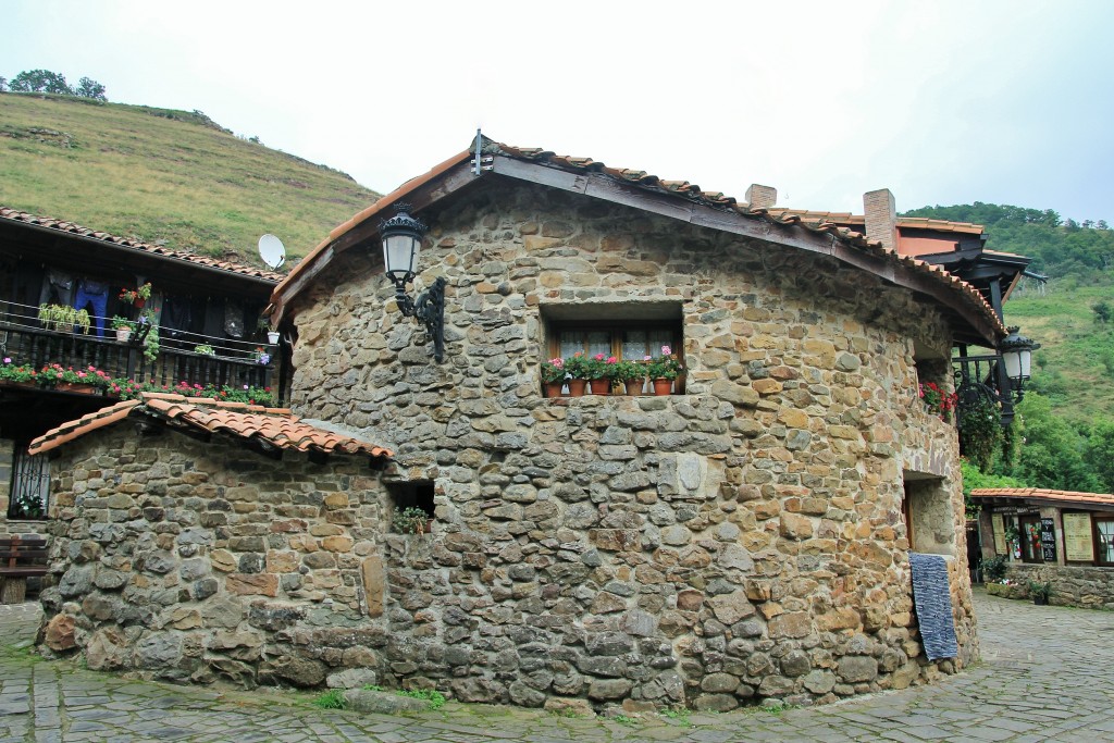 Foto: Centro Histórico - Bárcena Mayor (Cantabria), España