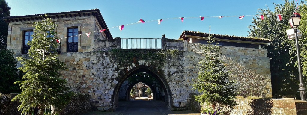 Foto: Vista del pueblo - Cartes (Cantabria), España