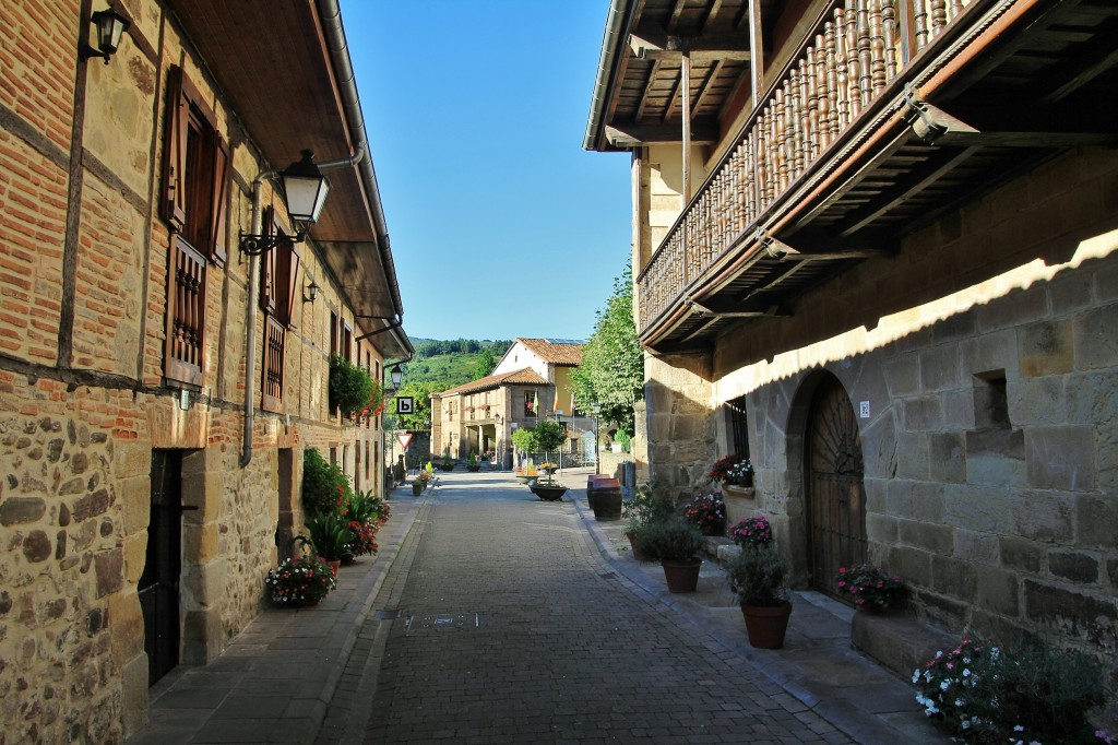 Foto: Vista del pueblo - Cartes (Cantabria), España