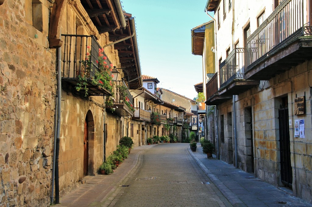 Foto: Vista del pueblo - Cartes (Cantabria), España