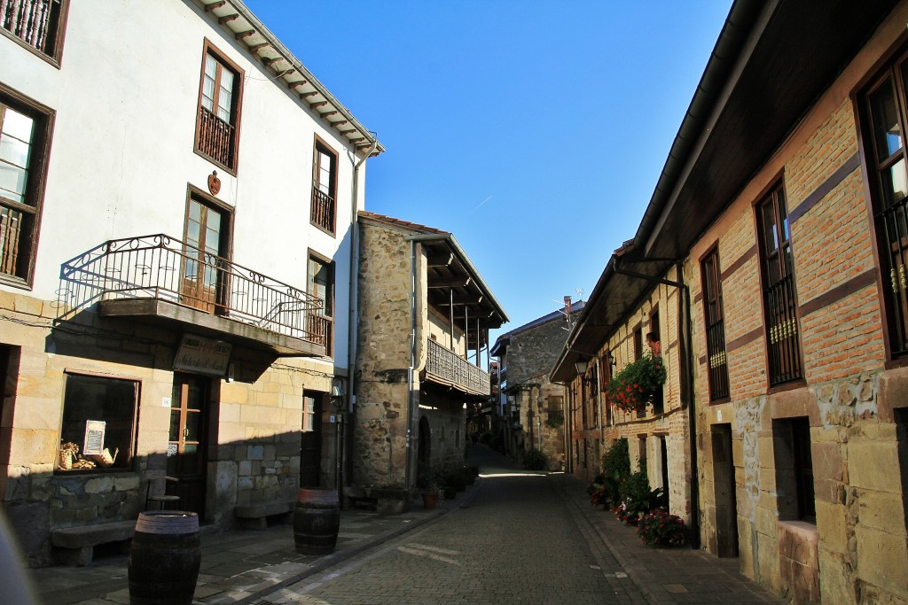 Foto: Vista del pueblo - Cartes (Cantabria), España