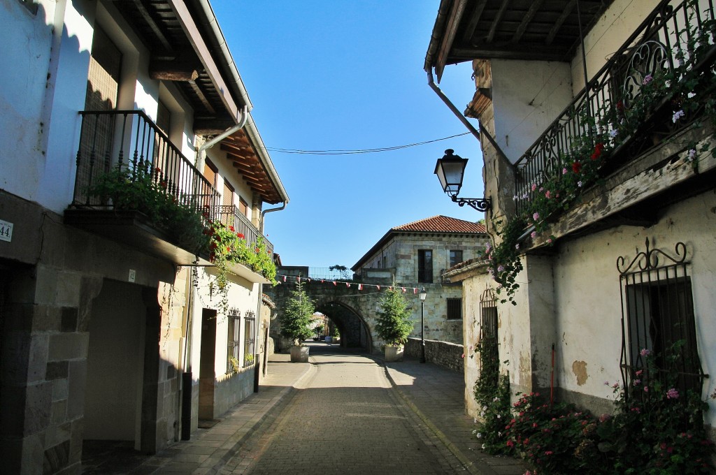 Foto: Vista del pueblo - Cartes (Cantabria), España