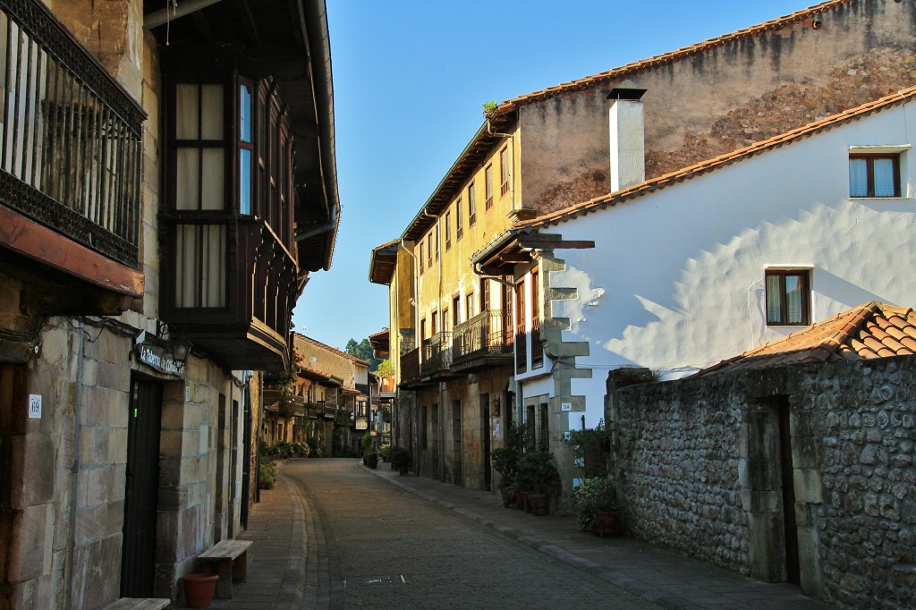 Foto: Vista del pueblo - Cartes (Cantabria), España