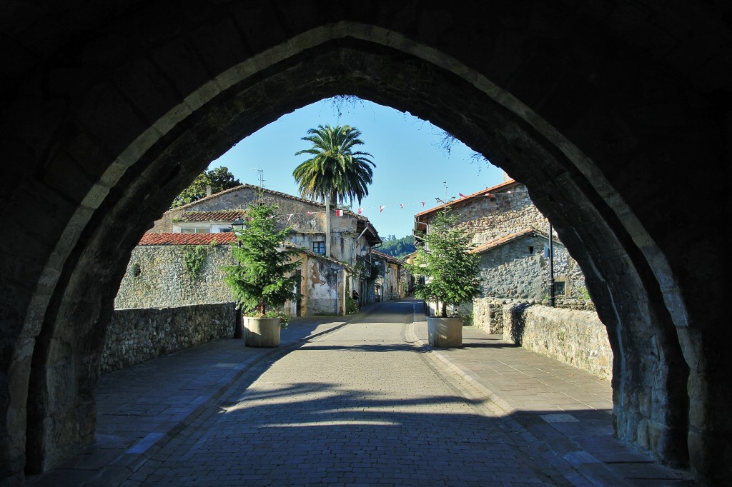 Foto: Vista del pueblo - Cartes (Cantabria), España