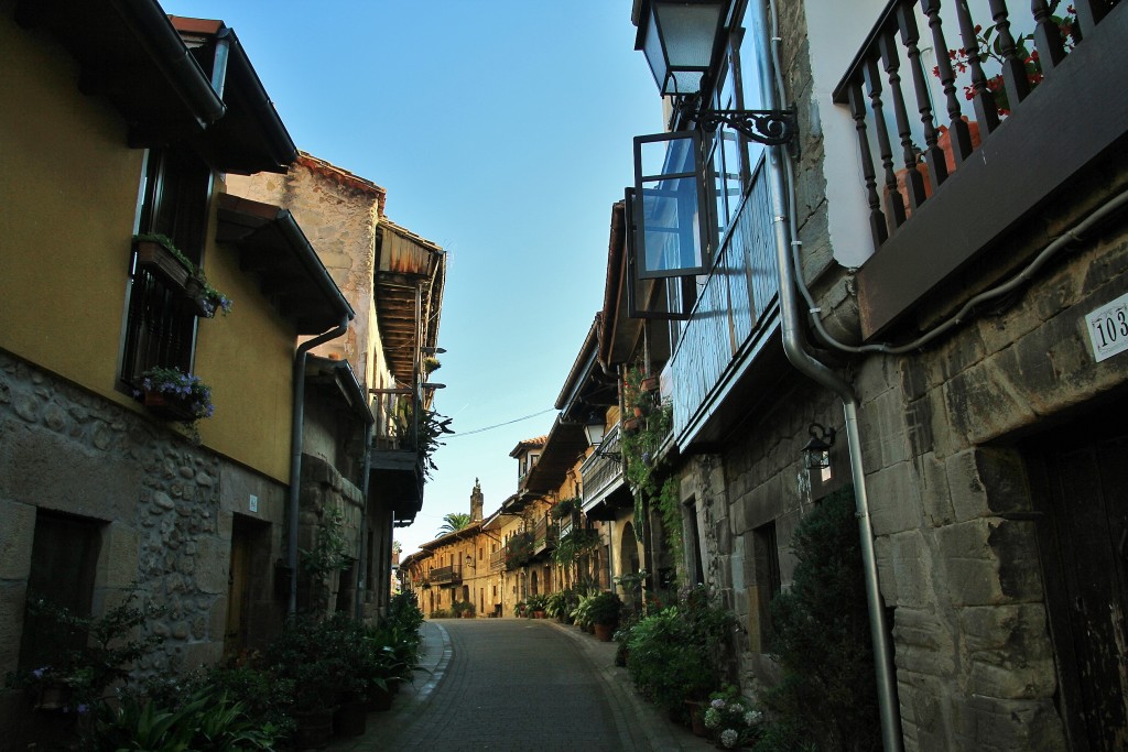 Foto: Vista del pueblo - Cartes (Cantabria), España