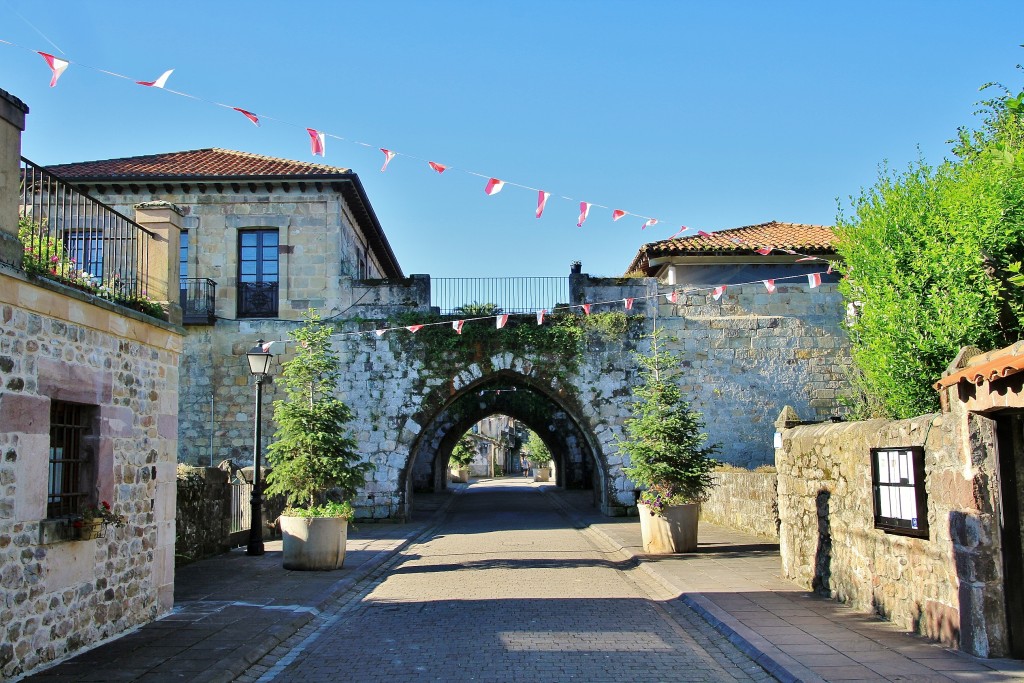 Foto: Vista del pueblo - Cartes (Cantabria), España