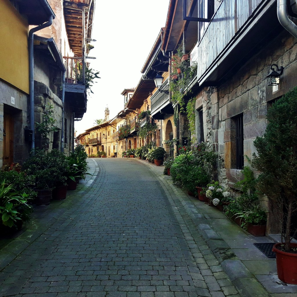 Foto: Vista del pueblo - Cartes (Cantabria), España