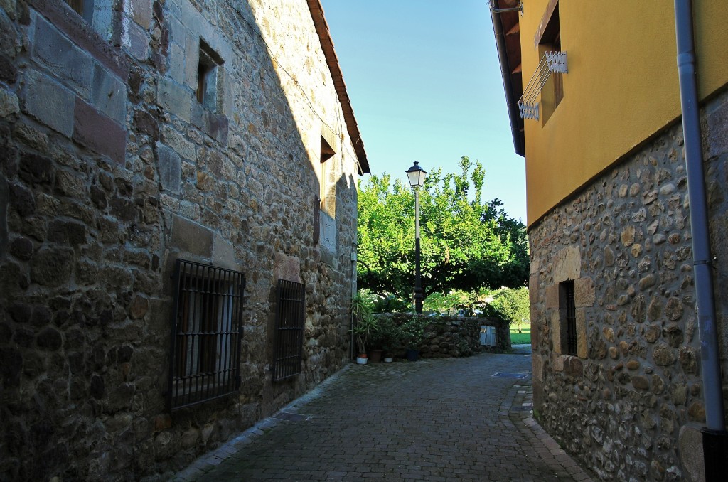 Foto: Vista del pueblo - Cartes (Cantabria), España