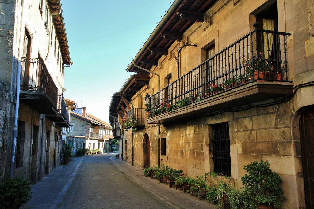 Foto: Vista del pueblo - Cartes (Cantabria), España