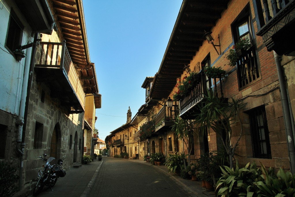 Foto: Vista del pueblo - Cartes (Cantabria), España