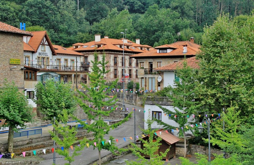 Foto: Vista del Pueblo - Puente Viesgo (Cantabria), España