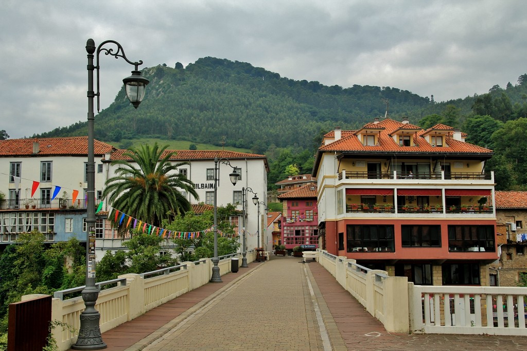 Foto: Vista del Pueblo - Puente Viesgo (Cantabria), España