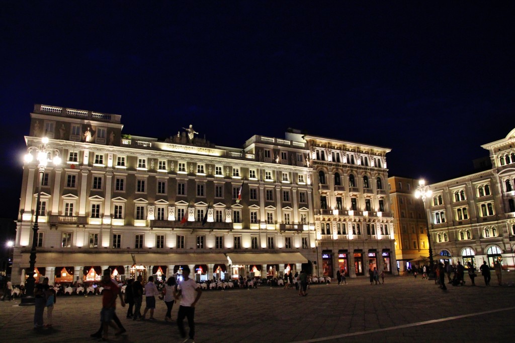 Foto: Vista nocturna - Trieste (Friuli Venezia Giulia), Italia