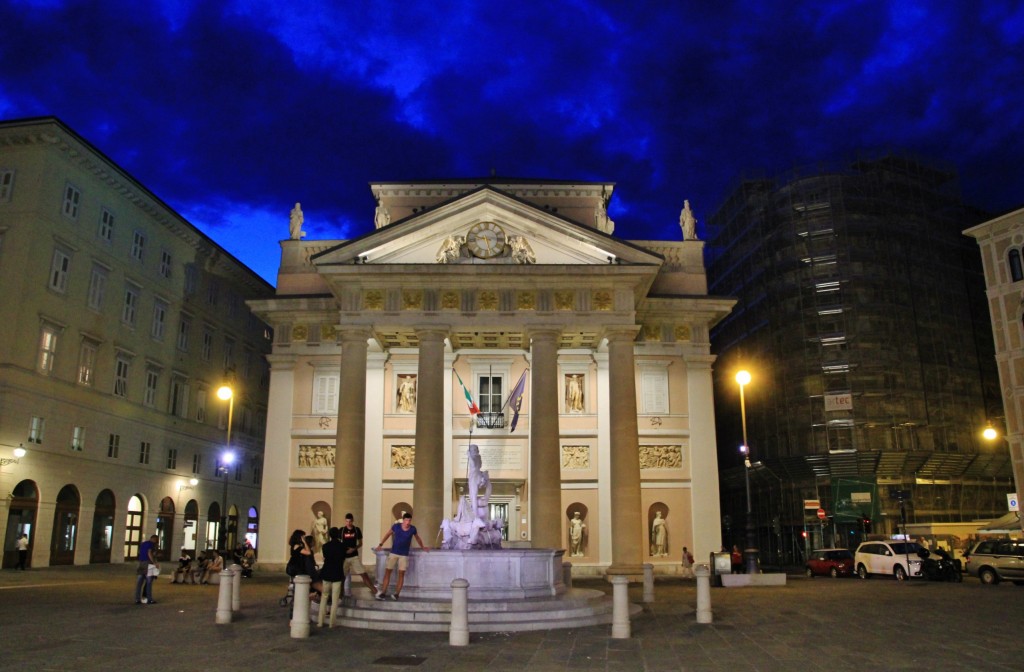 Foto: Vista nocturna - Trieste (Friuli Venezia Giulia), Italia