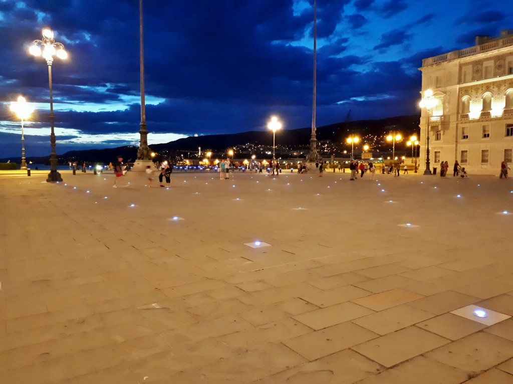 Foto: Vista nocturna - Trieste (Friuli Venezia Giulia), Italia