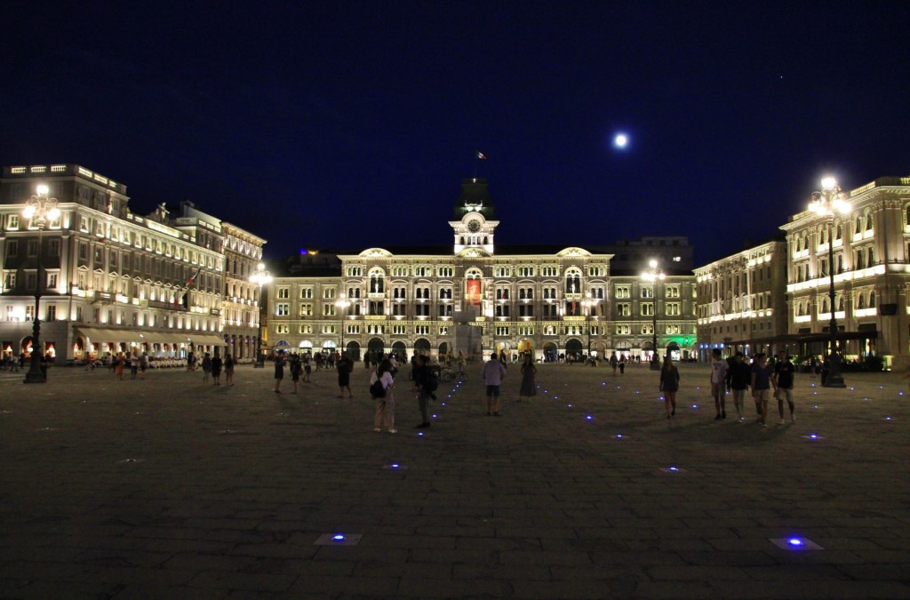 Foto: Vista nocturna - Trieste (Friuli Venezia Giulia), Italia