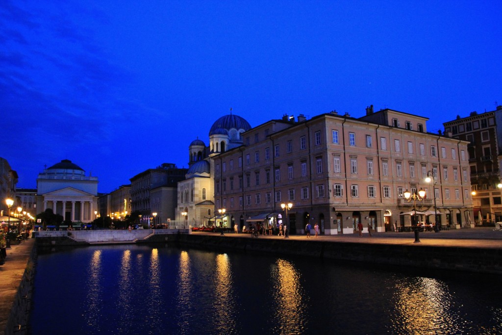 Foto: Vista nocturna - Trieste (Friuli Venezia Giulia), Italia