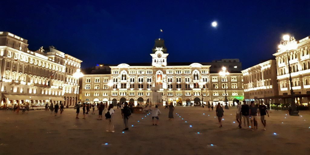 Foto: Vista nocturna - Trieste (Friuli Venezia Giulia), Italia