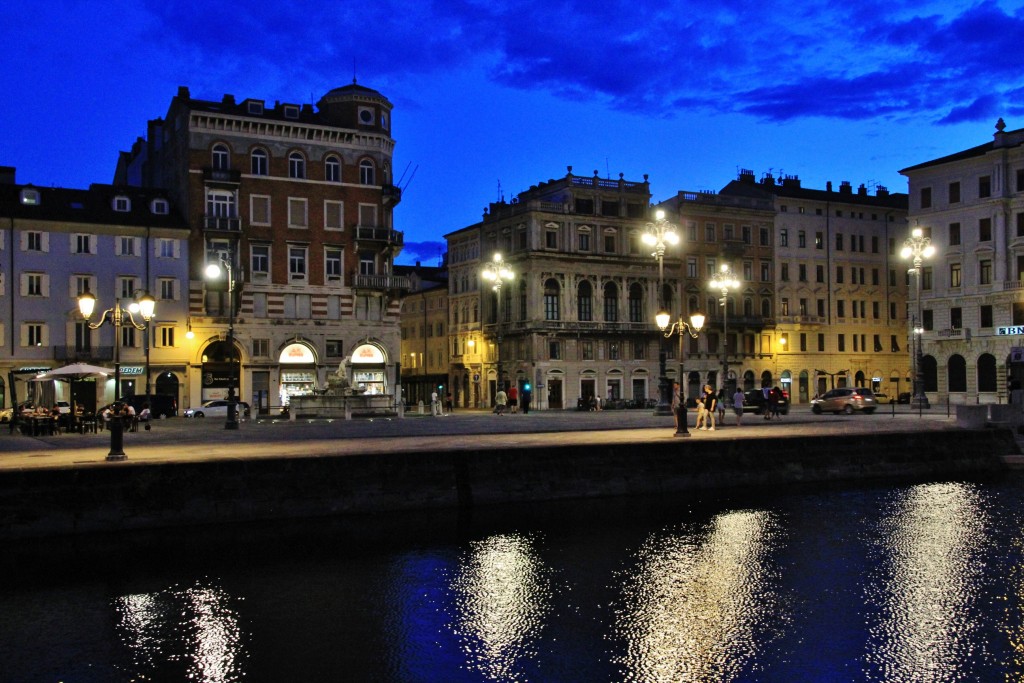 Foto: Vista nocturna - Trieste (Friuli Venezia Giulia), Italia