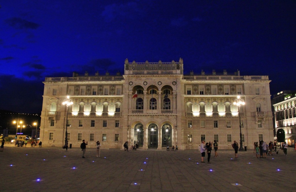 Foto: Vista nocturna - Trieste (Friuli Venezia Giulia), Italia