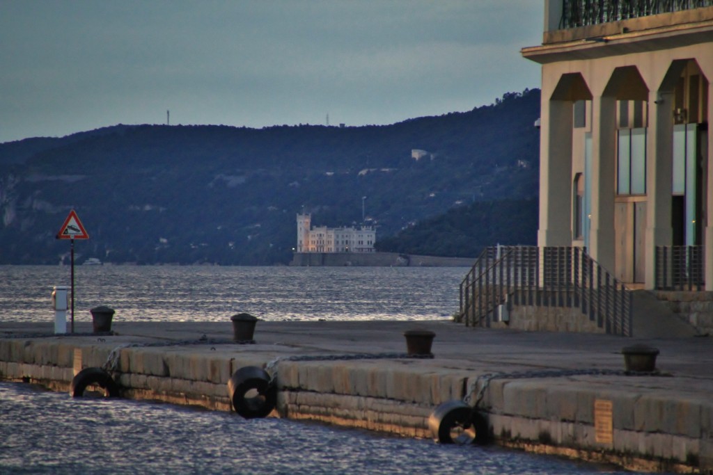 Foto: Vista nocturna - Trieste (Friuli Venezia Giulia), Italia