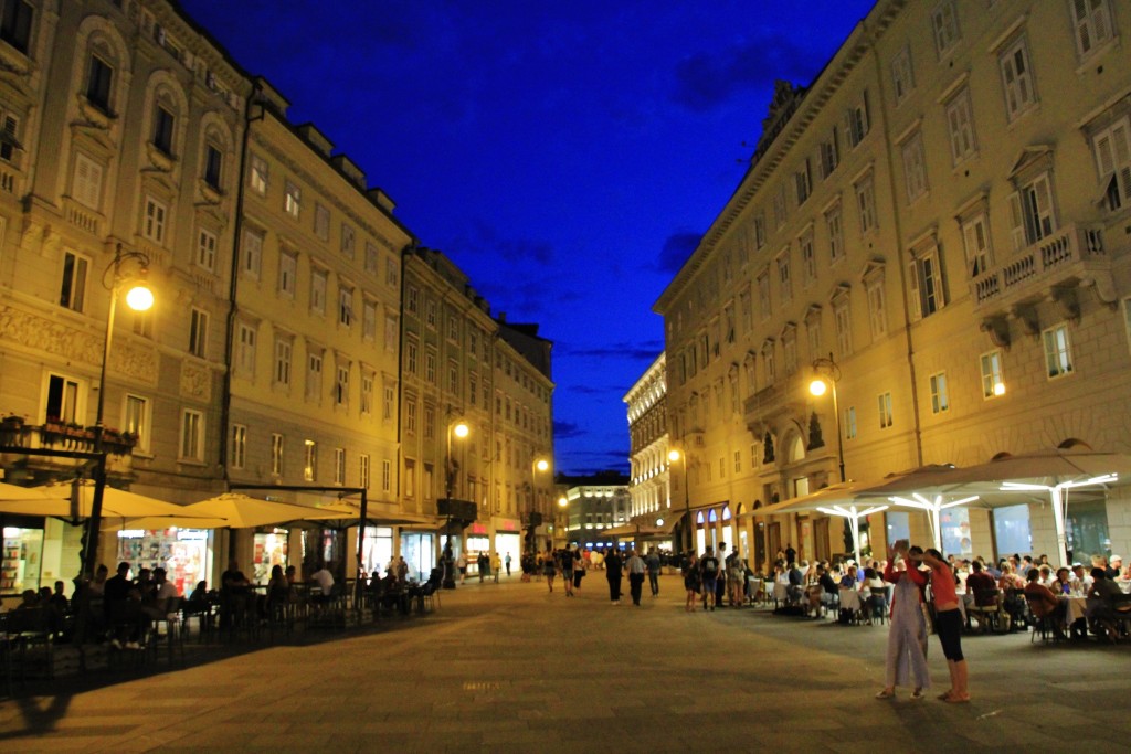 Foto: Vista nocturna - Trieste (Friuli Venezia Giulia), Italia