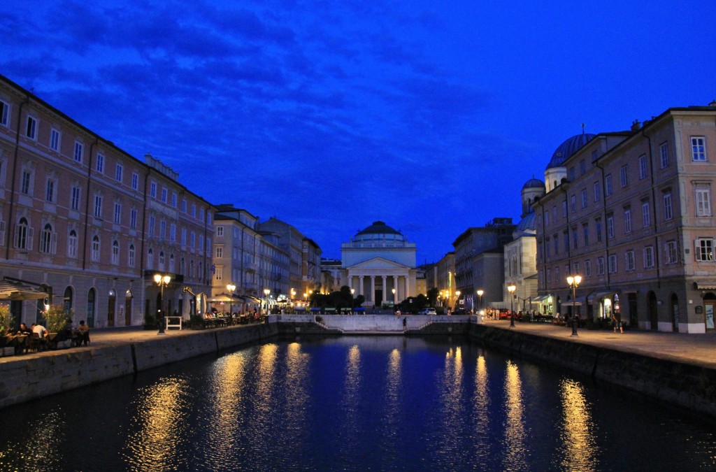 Foto: Vista nocturna - Trieste (Friuli Venezia Giulia), Italia