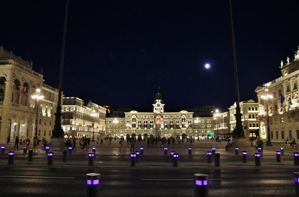 Foto: Vista nocturna - Trieste (Friuli Venezia Giulia), Italia