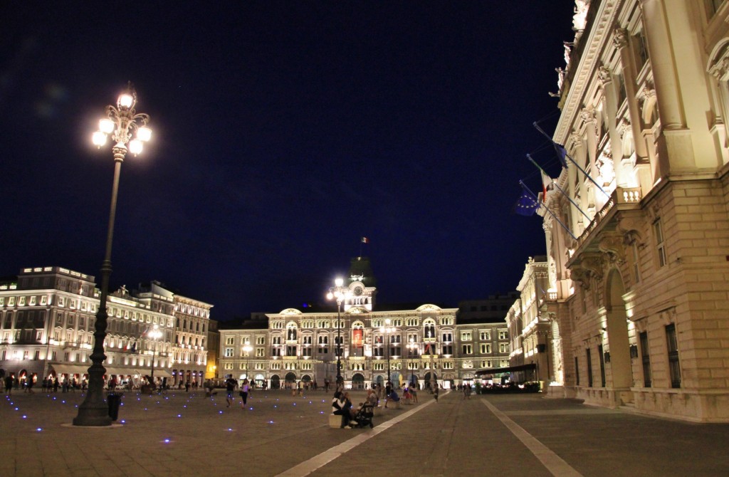 Foto: Vista nocturna - Trieste (Friuli Venezia Giulia), Italia