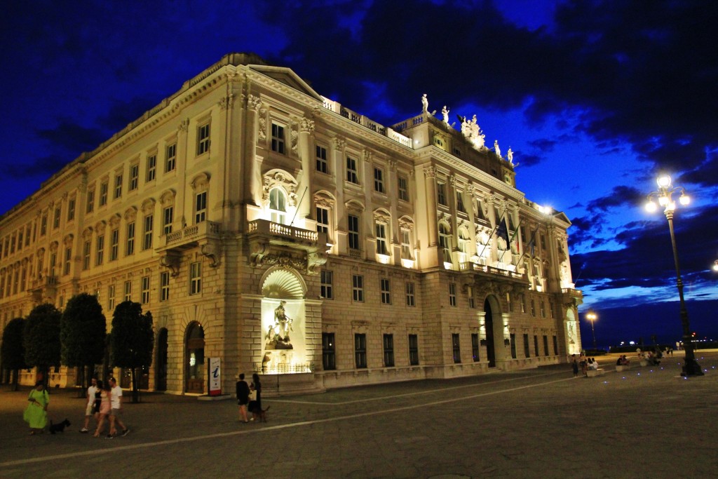 Foto: Vista nocturna - Trieste (Friuli Venezia Giulia), Italia