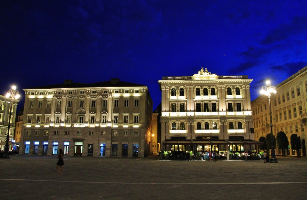 Foto: Vista nocturna - Trieste (Friuli Venezia Giulia), Italia