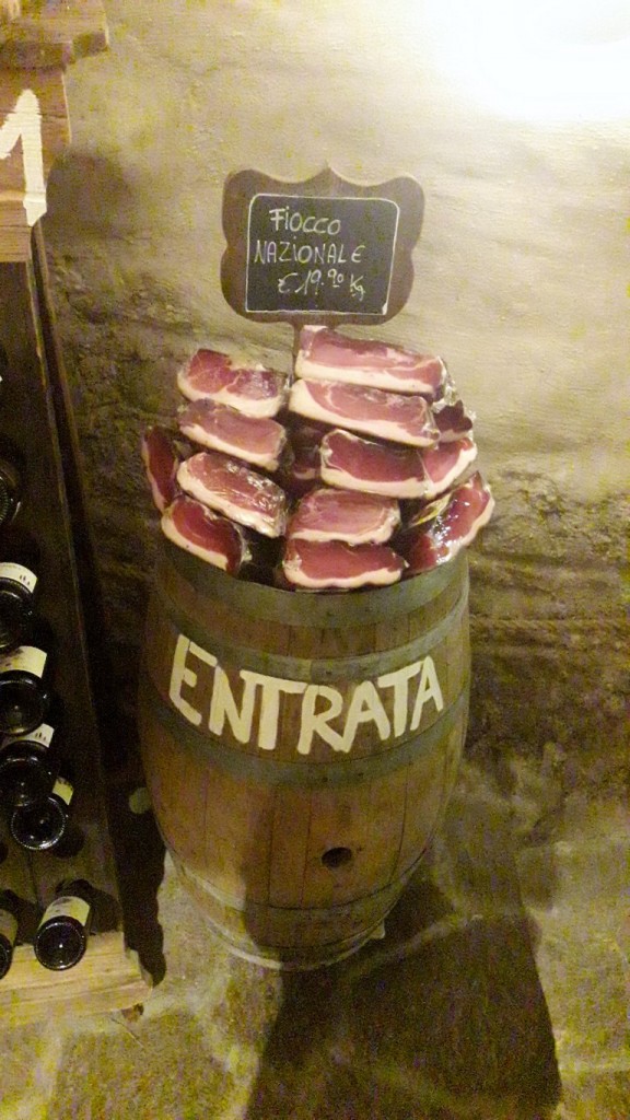 Foto: Tienda de embutidos - Brunico - Bruneck (Trentino-Alto Adige), Italia