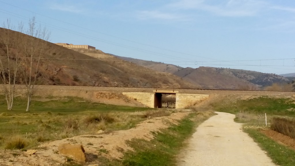 Foto: La línea Madrid-Barcelona junto a Bilbilis - Calatayud (Zaragoza), España